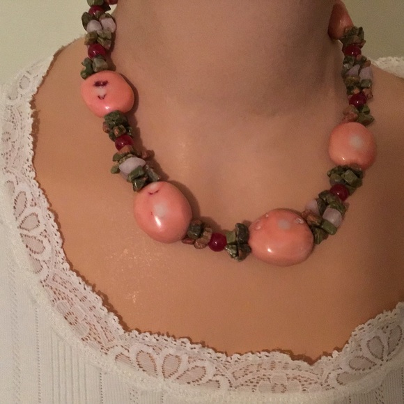 CHUNKY BEADED NECKLACE, PEACH COLORED CENTRAL TONE - Picture 1 of 7